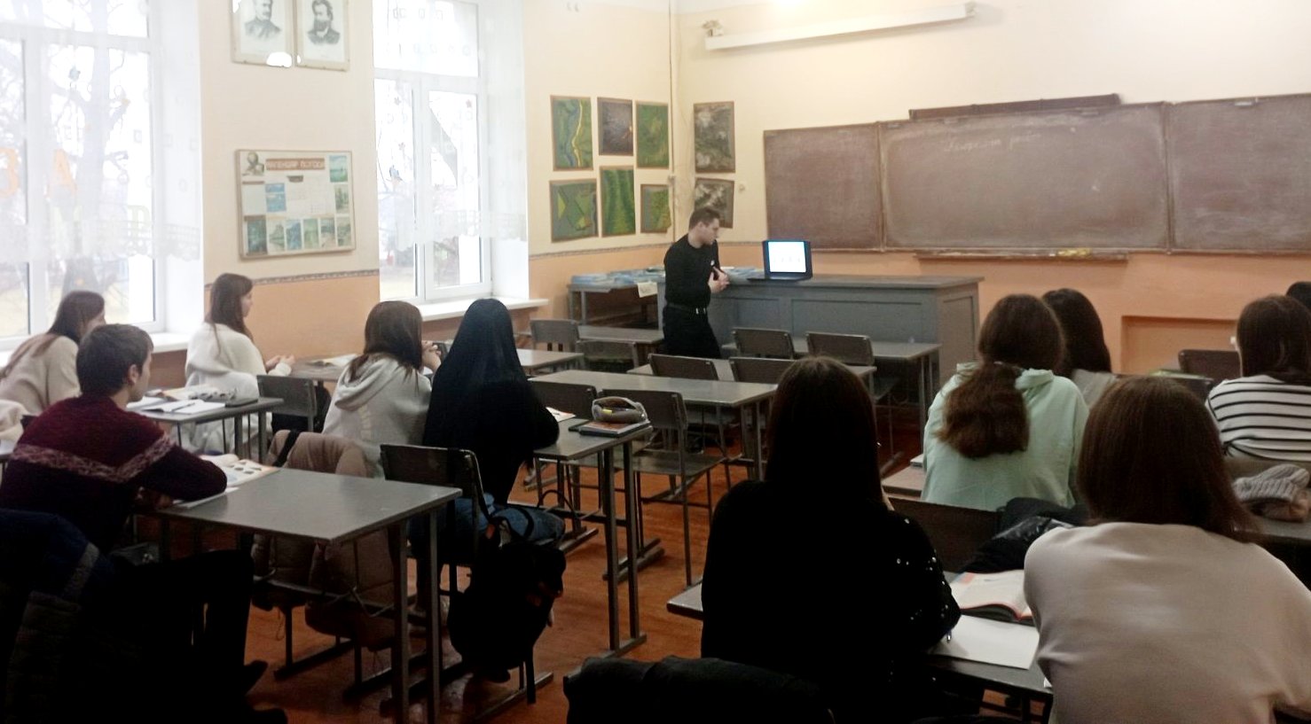 Урок географії в 11 класі проводить Слободянюк Богдан.